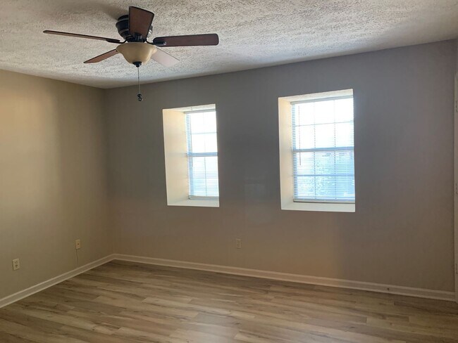 Foto del edificio - 2 Bedroom Townhouse off Greenview Drive