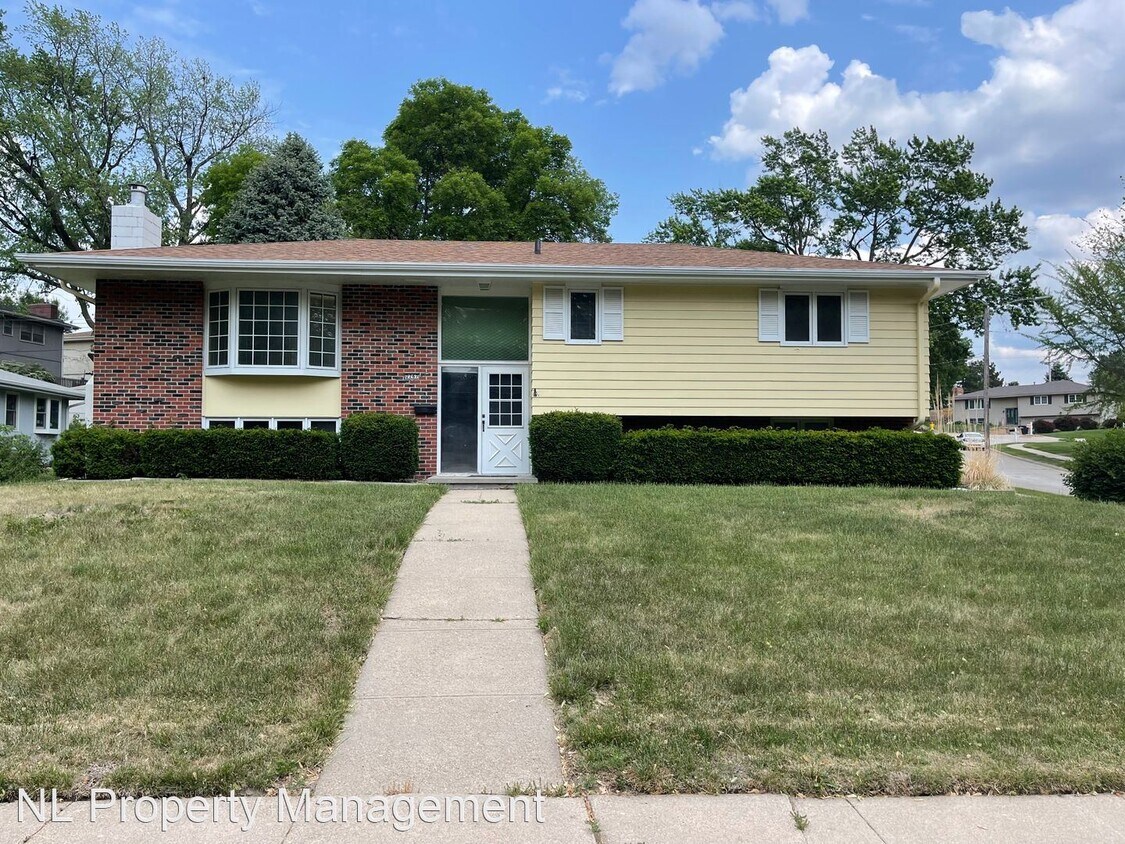 3 br, 2.5 bath House 2267 South 133 Ave House Rental in Omaha, NE
