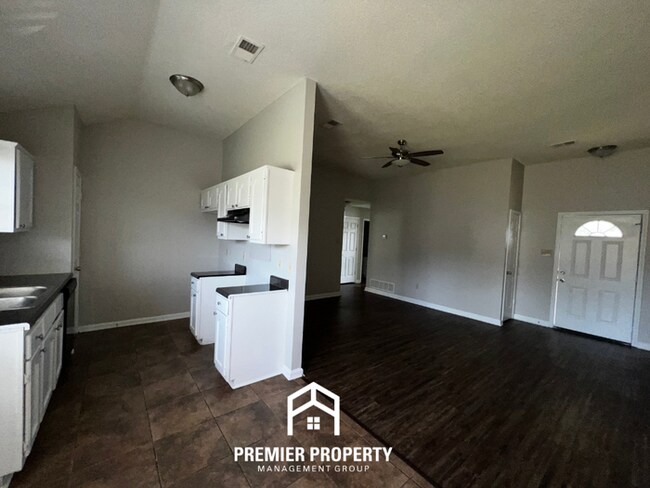 Building Photo - Charming 3BR/2BA Memphis Home with Vaulted Ceilings & Hardwood Floors!