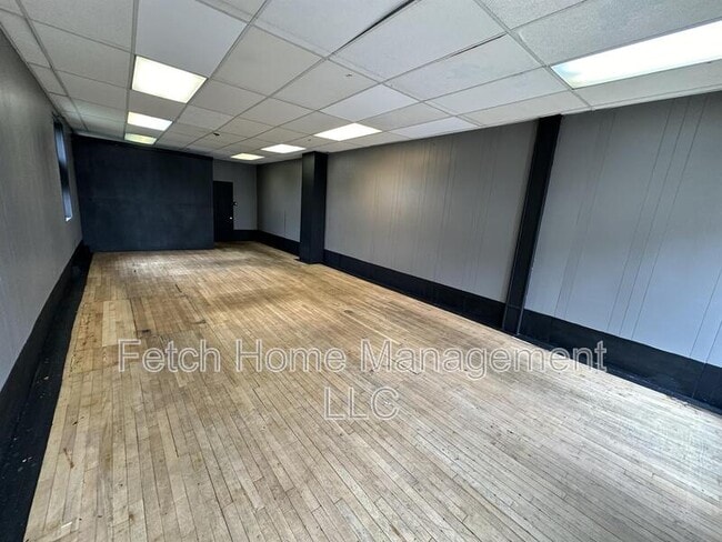 Building Photo - 107 E Main St