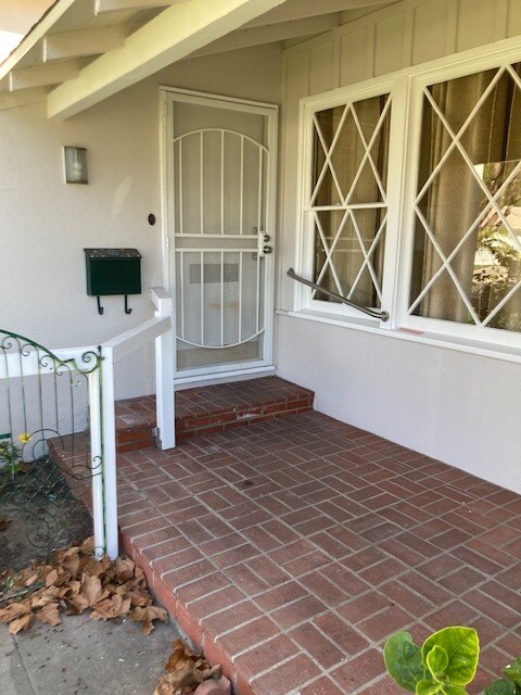 Entry - 4912 Van Noord Ave