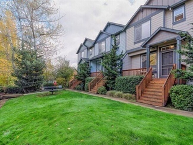 Foto del edificio - Wonderful Townhome Near Costco w/ Garage!
