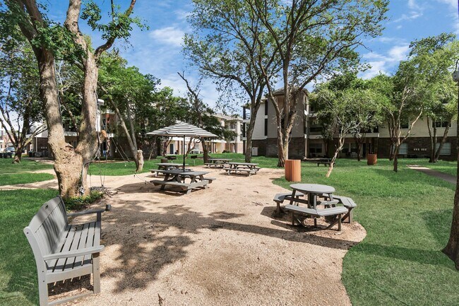 Foto del edificio - 11355 Richmond Ave.