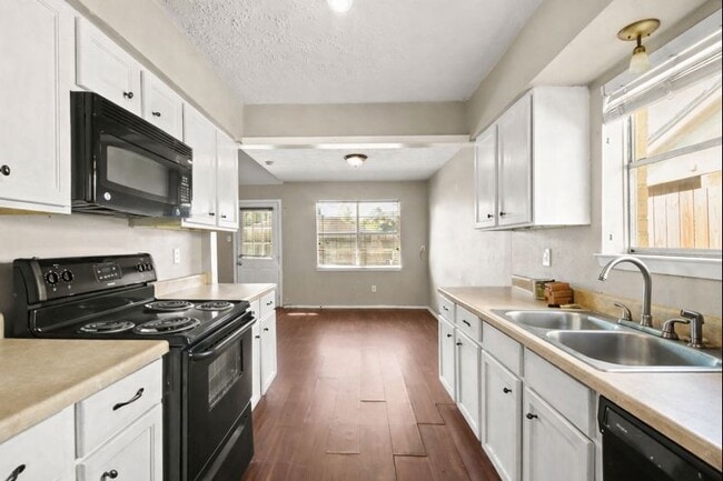 Foto del edificio - 8326 Swan Meadow Ln