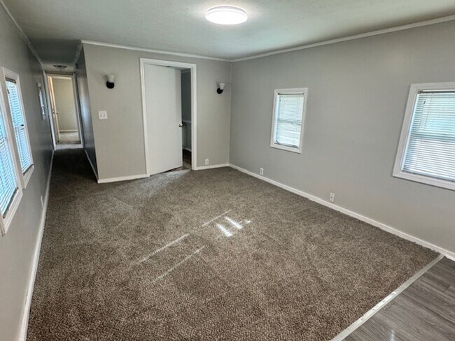 Foto del edificio - 376 Hines Rd