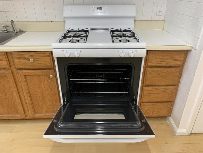 Building Photo - 2 bedroom in San Francisco CA 94112