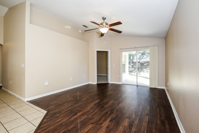 Building Photo - 1812 Colonial Woods Blvd