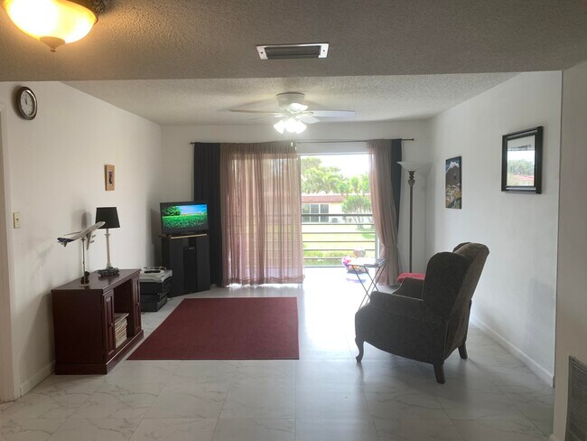 Foto del edificio - 420 Lake Carol Dr