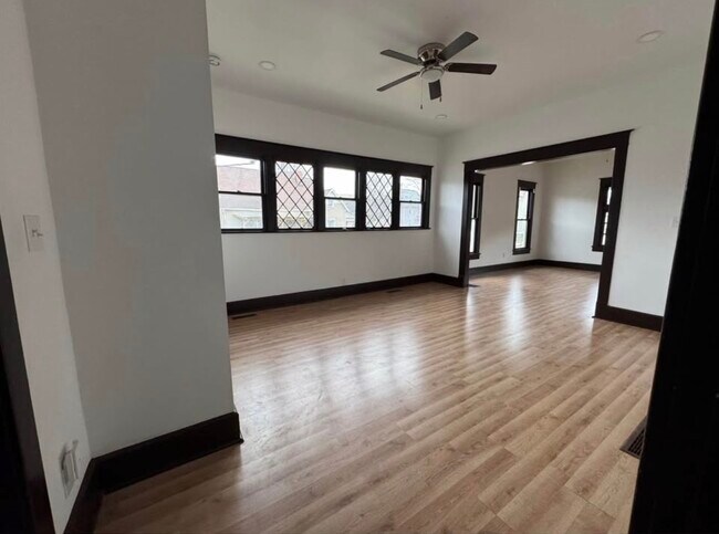 Dining room - 100 W King St