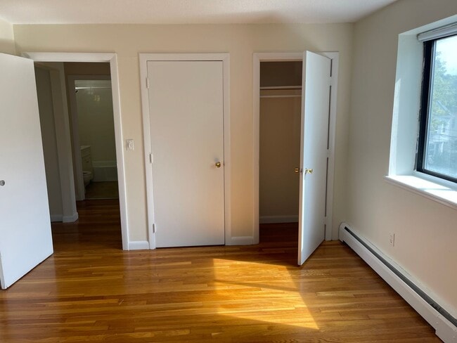 Building Photo - Top floor sunny Modern Spacious 2 bed with...