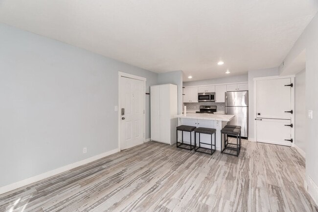 Building Photo - Updated Condo In Excellent Location!