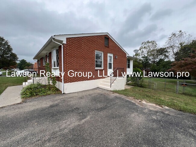 Building Photo - Brick Ranch in Boxley Hills - Roanoke County