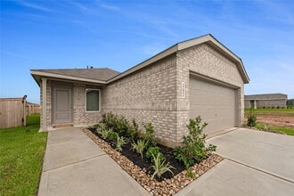 Building Photo - 207 Forest W St