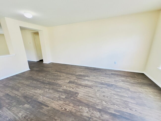 Foto del edificio - Spacious 4-Bedroom Home in Westwood – Lean...