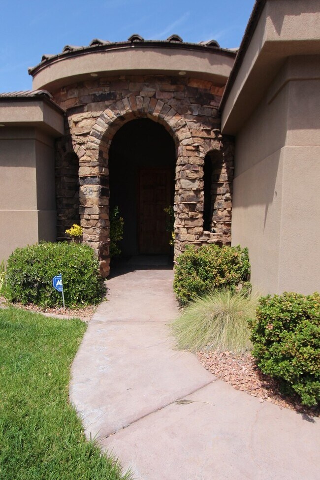 Foto del edificio - Spacious 3-Bed, 2-Bath Home with Open Floor Plan and Premium Amenities