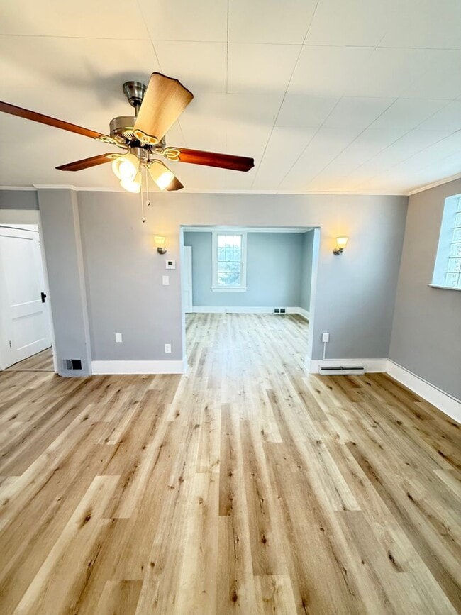 Building Photo - Updated 3 Bedroom 1 Bathroom in North Vers...