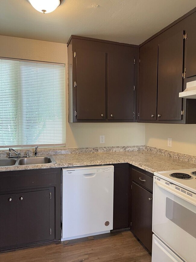 Building Photo - 605 Leila Ave