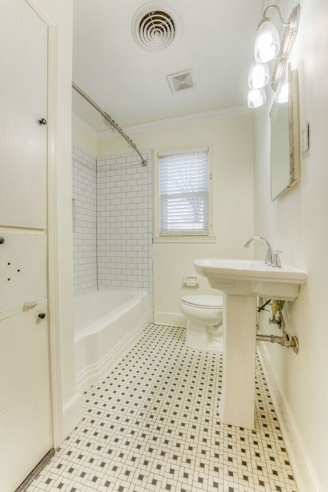 Foto del edificio - Beautifully renovated duplex in High Point Terrace!