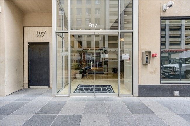 Building Photo - 917 Main St