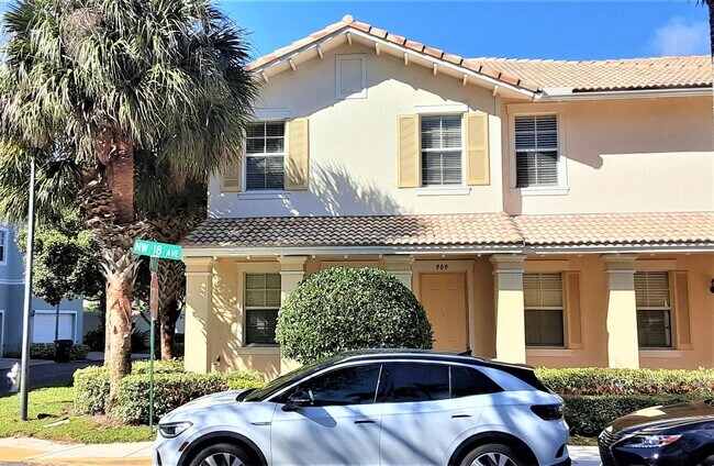 Building Photo - 909 NW 18th Ave