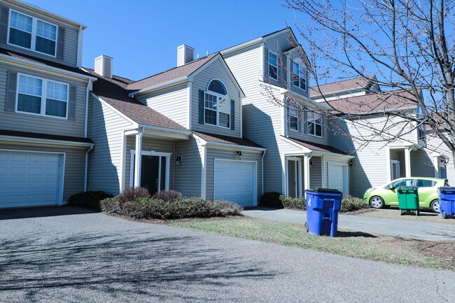 Building Photo - 160 Kitty Lane | 3 Bed 2.5 Bath Townhome |...