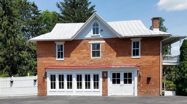 The Carriage House - 318 W Main St