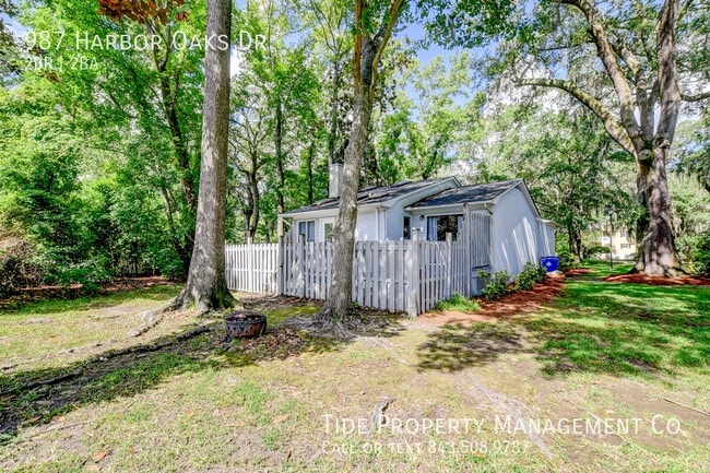 Building Photo - 987 Harbor Oaks Dr
