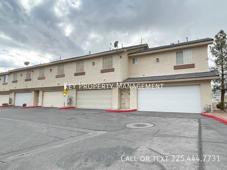 Foto principal - BEAUTIFUL 3 BED, 2.5 BATH TOWNHOME LOCATED...