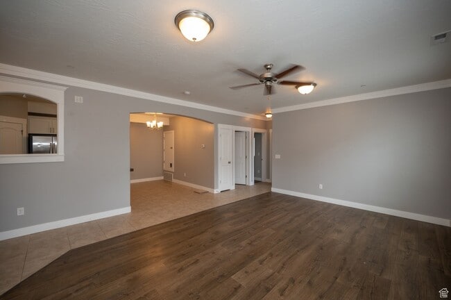 Foto del edificio - 1843 N Crest Rd