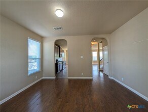 Building Photo - 212 Oak Creek Way