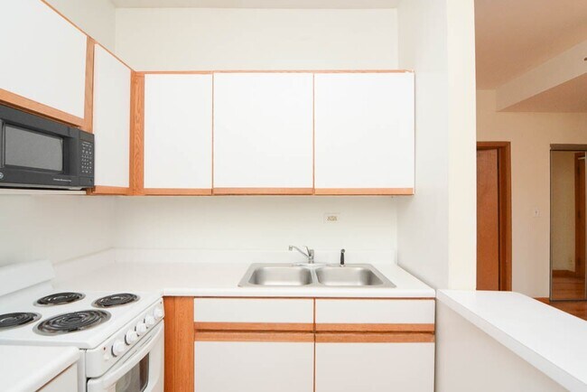 Foto del edificio - 645 W Barry Ave