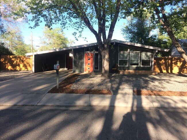 Building Photo - 714 S Roosevelt Ave