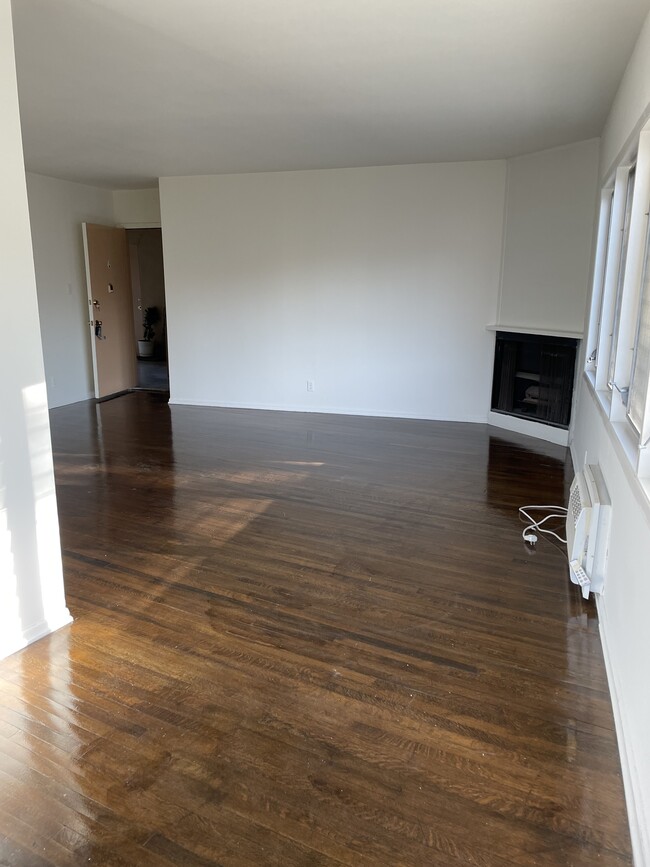 Building Photo - 4221 Longridge Ave