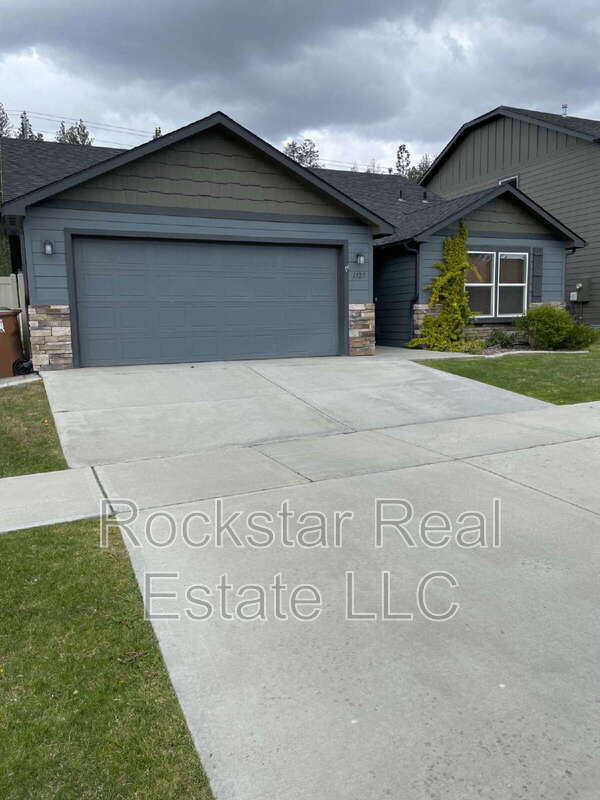 Building Photo - 1327 N Rogue River St