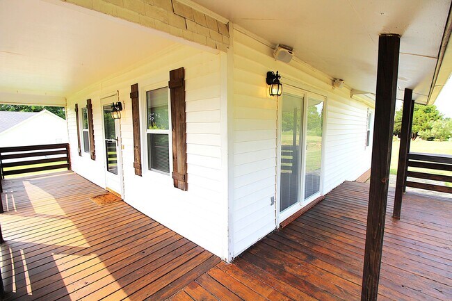 Foto del edificio - Remodeled 2 Bedroom with a covered porch!