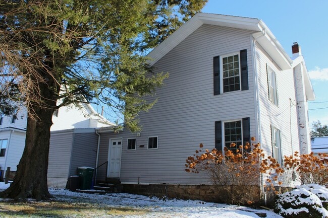 Building Photo - 975 Church St