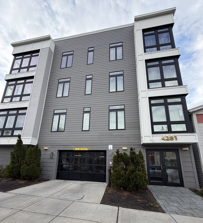 Building Photo - 4281 Washington St