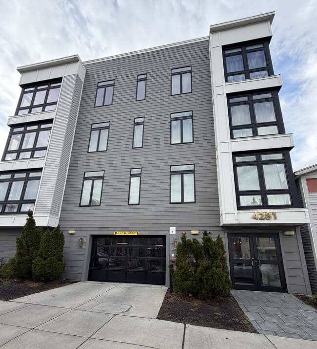 Building Photo - 4281 Washington St