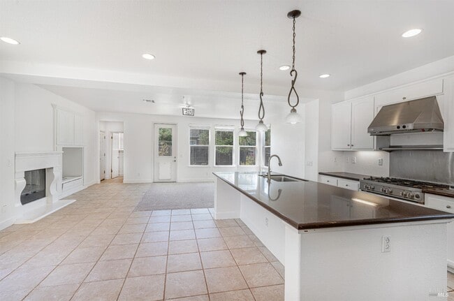 Building Photo - 525 Sauvignon Pl