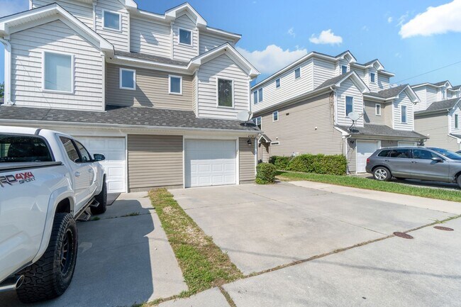 Building Photo - Luxury rental in prime location of Chesape...