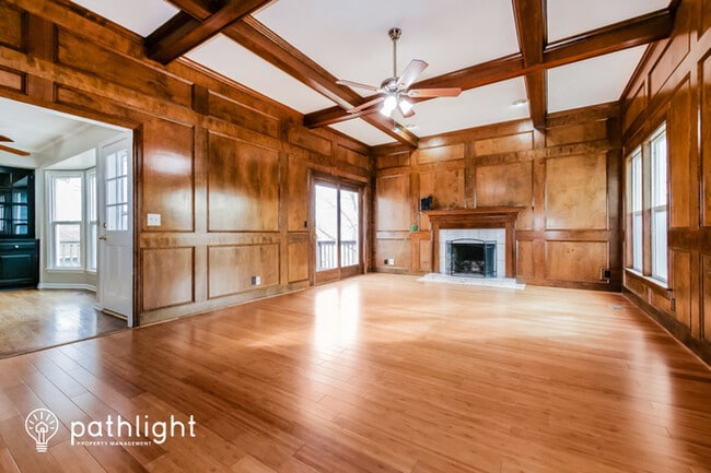 Building Photo - 11911 Cherokee Ln, Leawood, KS, 66209