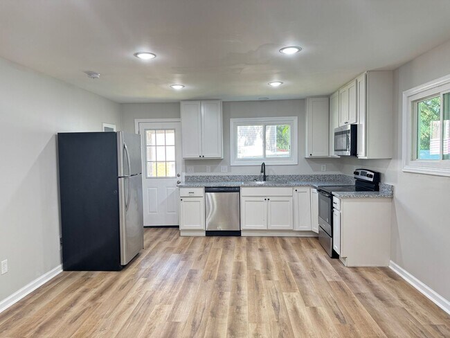Foto del edificio - Great Home Conveniently Located! 3 Bed 1 B...