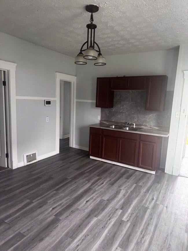 Building Photo - 4 bedroom 2 bath
