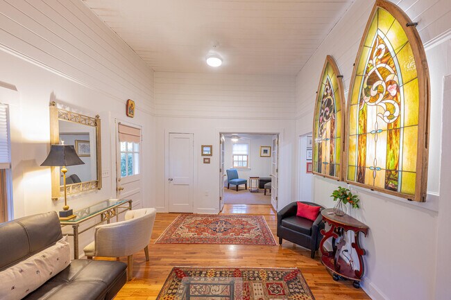 Building Photo - 566 Newberry St SW