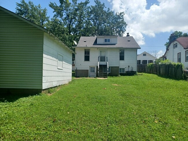 Building Photo - 2417 Penfield Ave