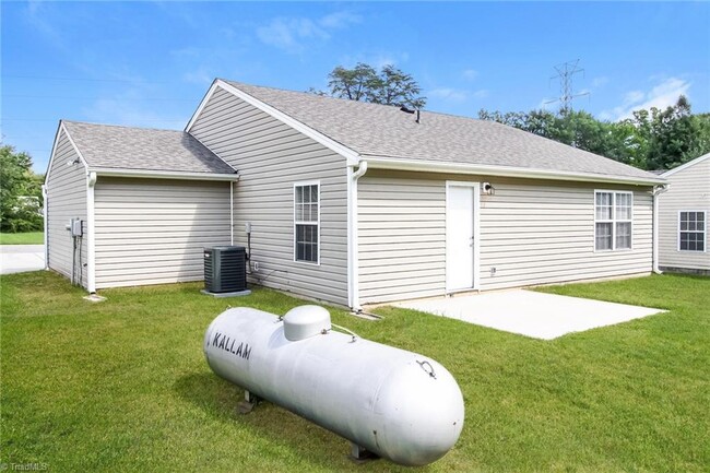 Building Photo - 2403 Planter Ct