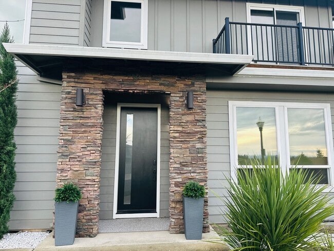 Building Photo - Gorgeous Custom Camas Home