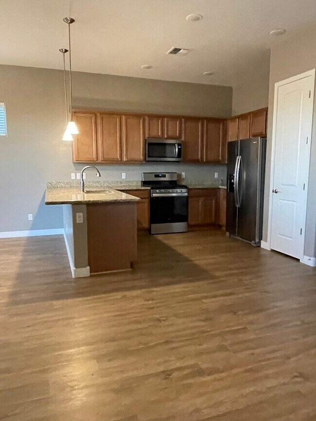 Barra de desayuno - 5649 N Teaberry Ln