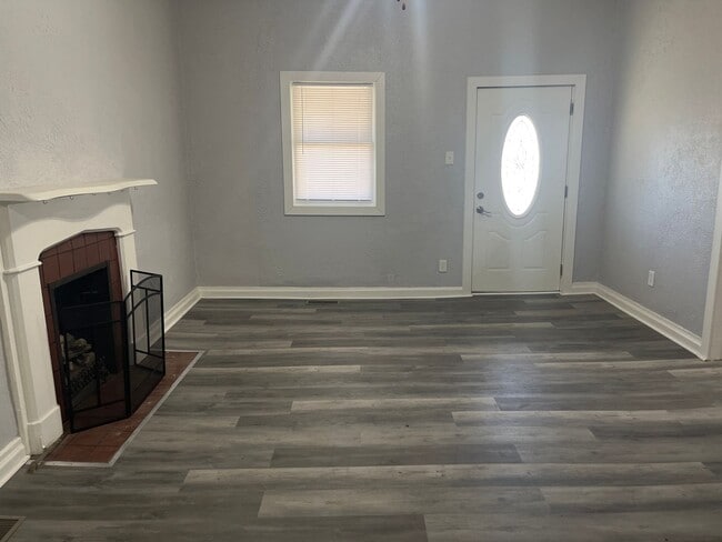 Building Photo - 2 Bed Home with Fenced Yard!
