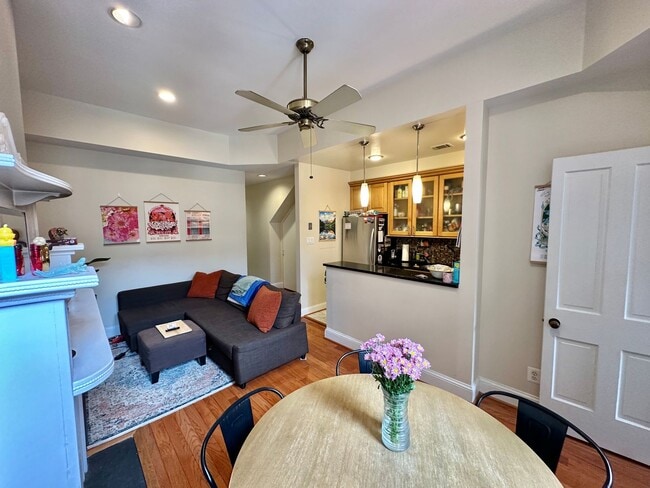 Building Photo - Dupont's Tree Lined Church Street 2 bedroom/1Bath Condo with Deck and Parking!
